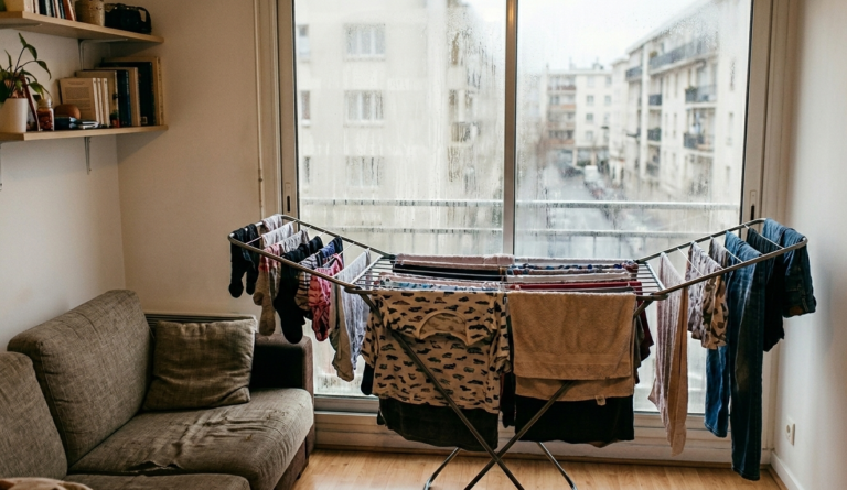 Linge qui sent l’humidité en séchant en appartement